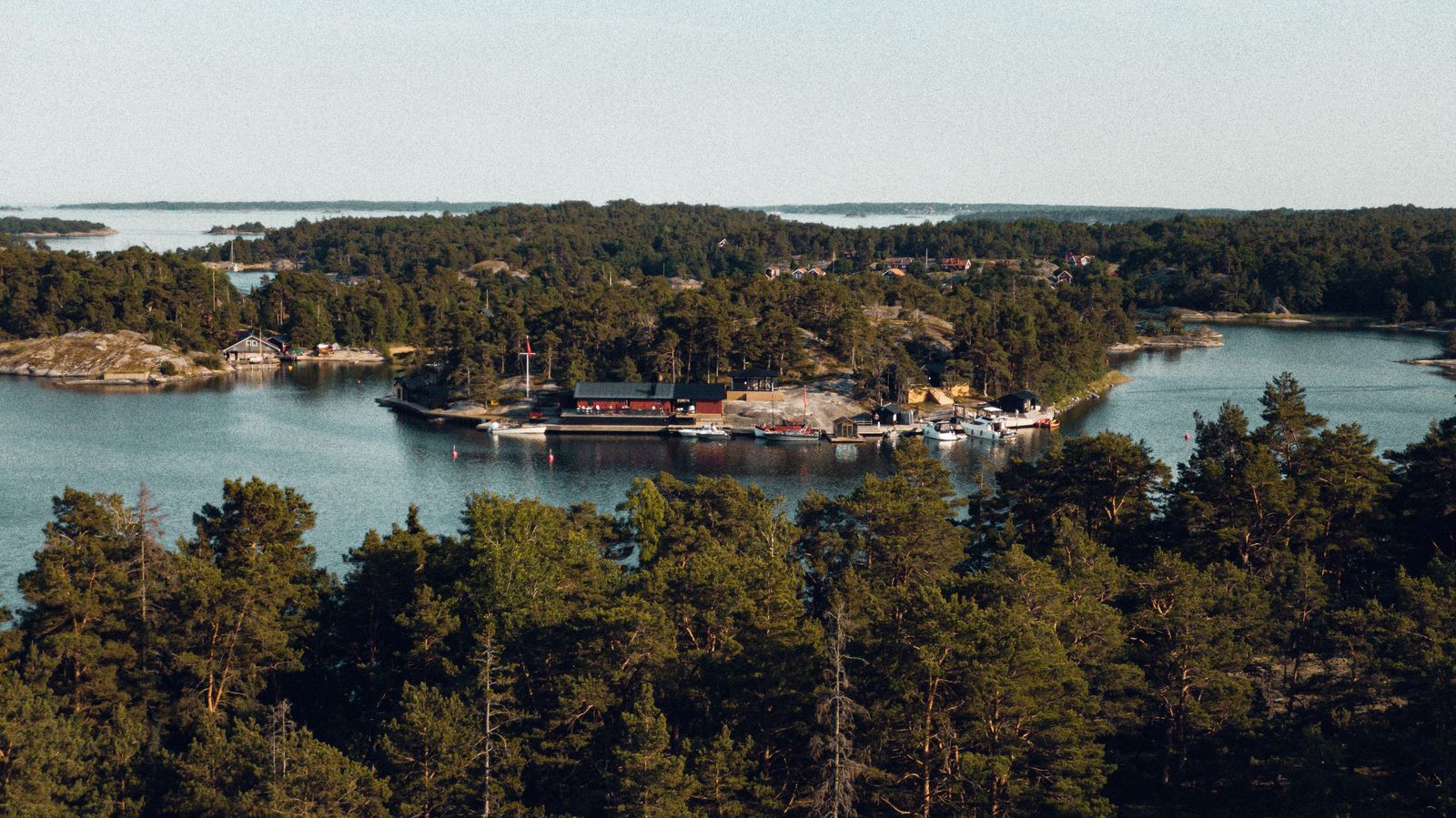 RO från ovan — hela ön, bryggan och skärgården